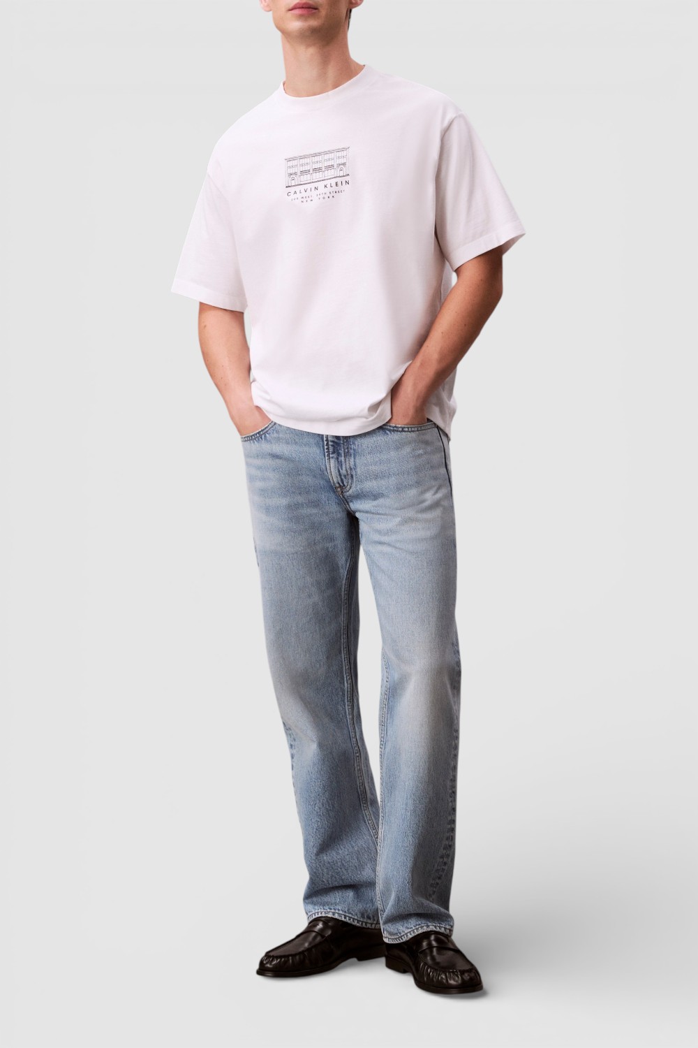 תמונת כל הלוק של חולצת טי